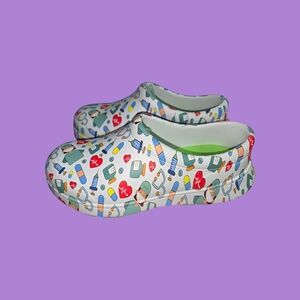NWT  Printed Healthcare clogs